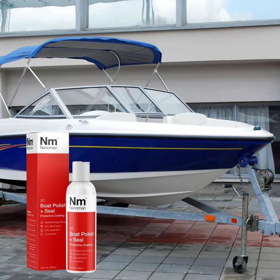Boat Polish + Seal 250 ml in front of a motorboat on a trailer